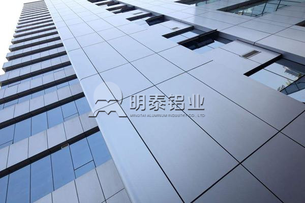 鋁塑板用鋁箔基材厚度一般是多少絲？鋁箔生產(chǎn)廠家哪家好？