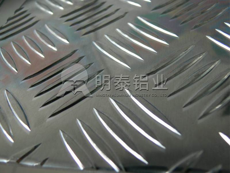 5052花紋鋁板廠家-五條筋防滑花紋鋁板價(jià)格多少 5052花紋鋁板廠家-五條筋防滑花紋鋁板價(jià)格多少